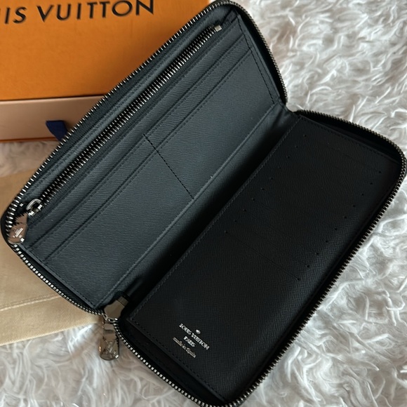 Louis Vuitton Monogram Zippy Wallet - Picture 4 of 8